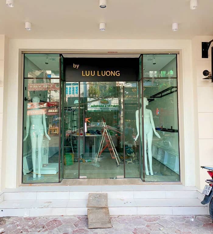 Ahadoor lắp đặt cửa kính 1 cánh bản lề sàn cho cửa hàng thời trang cao cấp tại hà nội