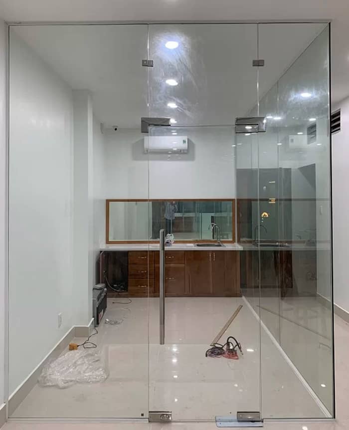 Chủ nhà sử dụng cửa kính bản lề sàn VVP Thái Lan