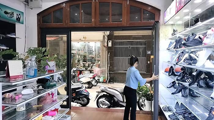 Lắp đặt mẫu cửa kính cường lực đẹp mở trượt quay 4 cánh mặt tiền quán hiện đại