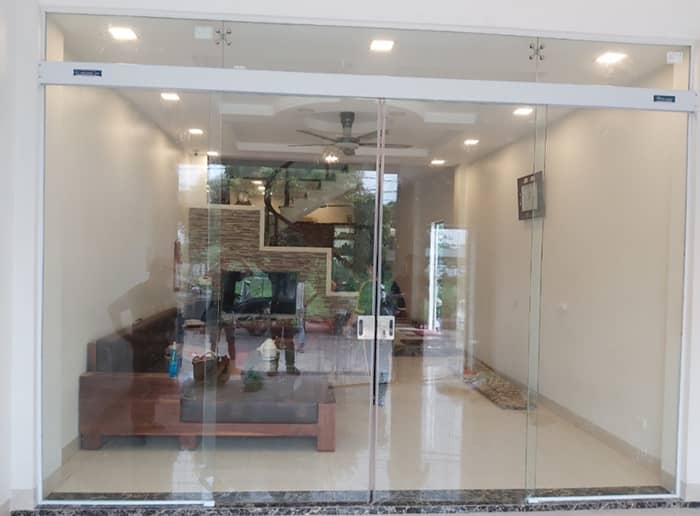Lắp đặt cửa kính cường lực lùa 2 cánh ray treo cao cấp hộp nhôm Ahadoor