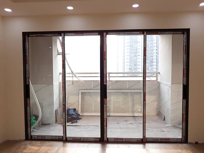 Lắp đặt hoàn thiện cửa kính cường lực lùa 4 cánh ban công nhà chung cư tại hà nội