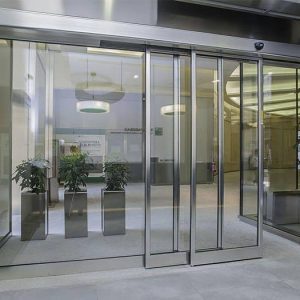 Mẫu cửa kính trượt tự động xếp lớp nhiều cánh tiện lợi