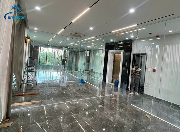 Sử dụng cửa kính vách ngăn phòng của Ahadoor giúp lấy sáng tốt nhất