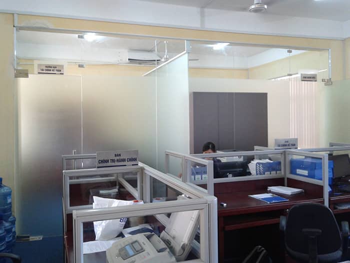 Lựa chọn giấy dán cửa kính decal mang lại thẩm mỹ và tiết kiệm chi phí