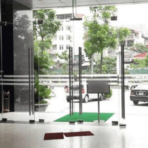 Lắp đặt hoàn thiện cửa kính 4 cánh cao cấp tòa nhà tại hà nội