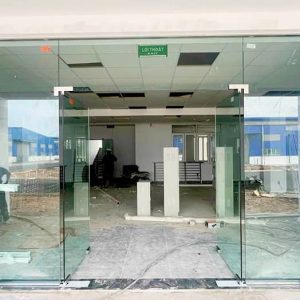Lắp đặt hoàn thiện cửa kính cường lực 2 cánh mở quay mặt tiền đẹp