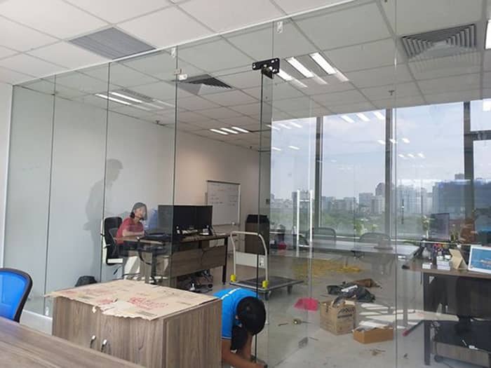 Thi công cửa kính văn phòng mở quay Ahadoor tại Cầu Giấy, Hà Nội