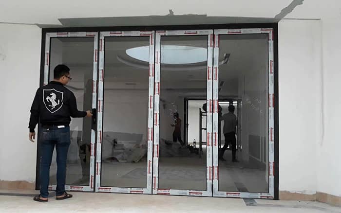Mẫu cửa kính 4 cánh mở xếp gấp gọn tiện lợi cho lối đi lại rộng hơn