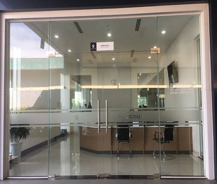 Lắp đặt mẫu cửa kính bản lề sàn không khung mang lại nhiều giá trị thẩm mỹ