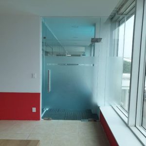 Mẫu cửa kính cường lực 1 cánh bản lề sàn văn phòng hiện đại