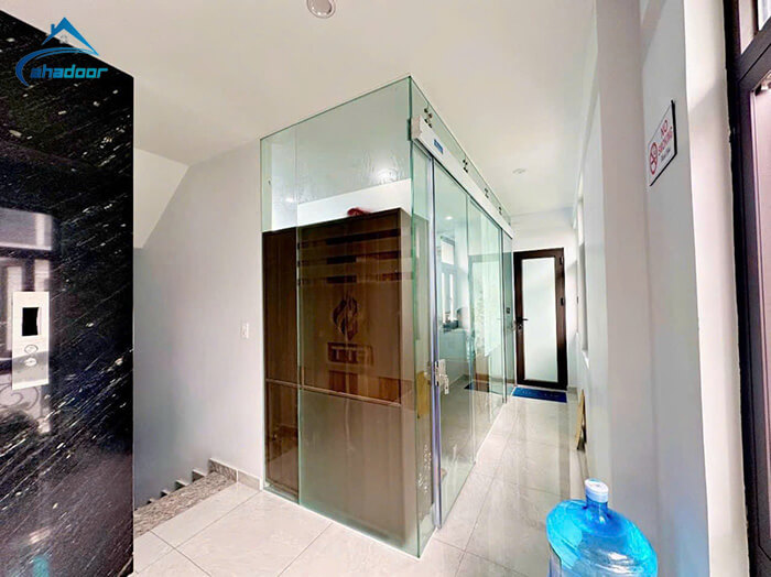 Mẫu cửa kính cường lực đẹp mở đẩy lùa thông dụng tại Ahadoor