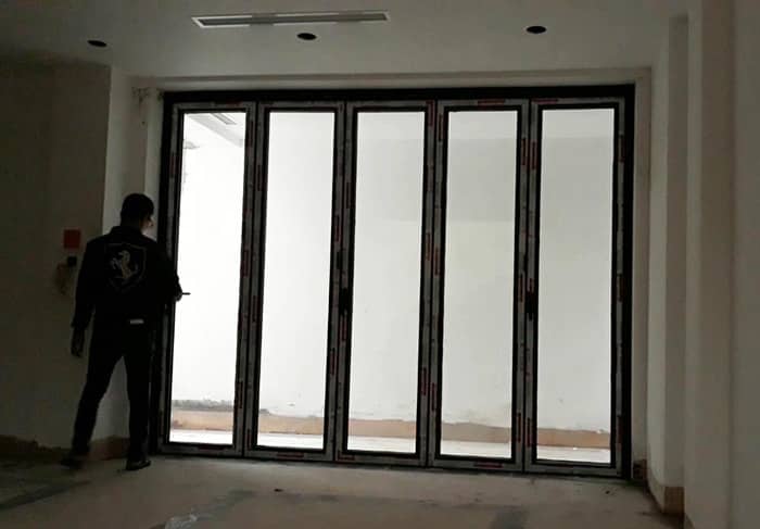 Mẫu cửa kính cường lực đẹp mở linh hoạt 5 cánh tiện dụng