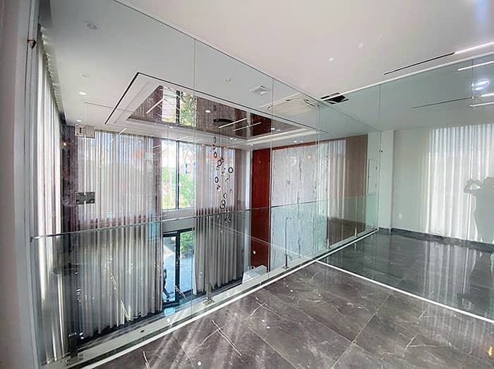 Sử dụng ngay mẫu cửa kính cường lực đẹp ngăn phòng cửa Ahadoor
