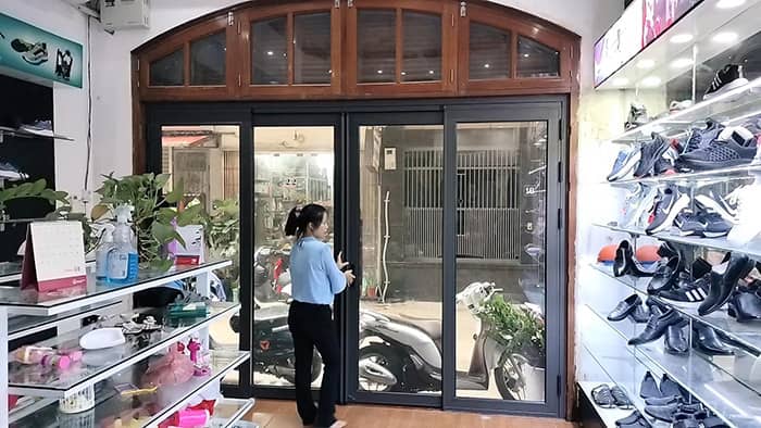 Sử dụng ngay mẫu cửa kính cường lực đẹp tiện dụng cho mặt tiền nhà