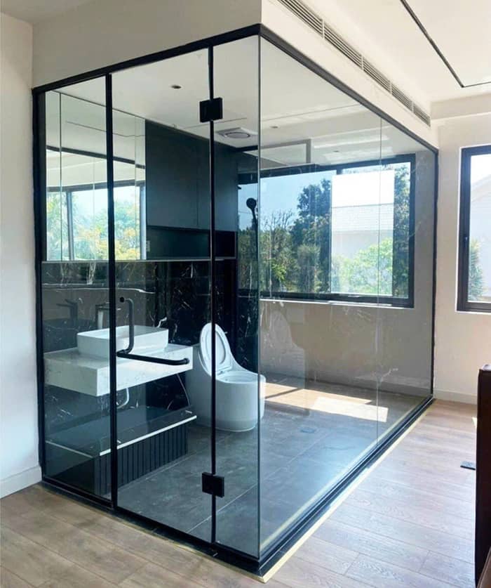Khách hàng cũng hay lựa chọn mẫu cửa kính cường lực lắp khu nhà tắm của Ahadoor