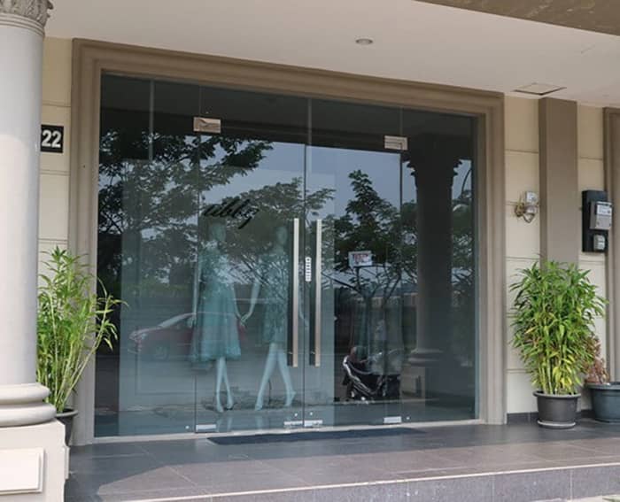 Mẫu kính cường lực 5 tấm mặt tiền nhà đẹp ấn tượng
