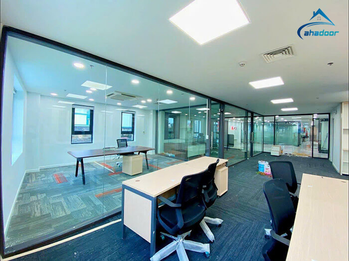 Mẫu cửa kính cường lực mở quay 180 độ của Ahadoor