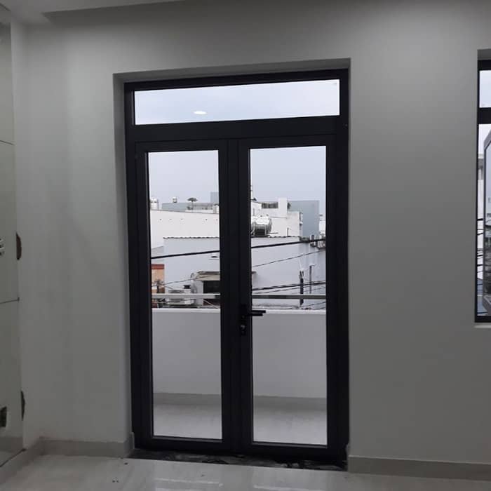 Cửa ban công sử dụng nhôm kính xingfa đen của Ahadoor