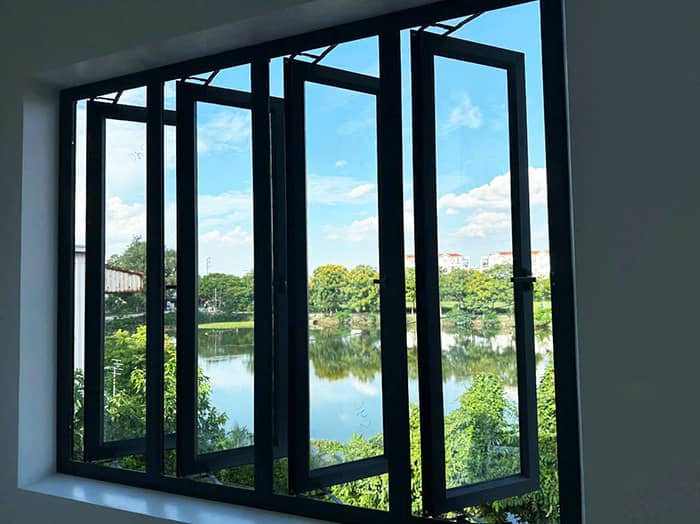 Cửa sổ nhôm xingfa 4 cánh mở quay bản lề chữ A inox