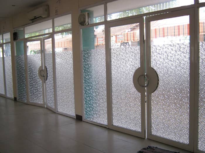 Mẫu dán cửa kính hoa văn sinh động của Ahadoor bạn biết chưa?