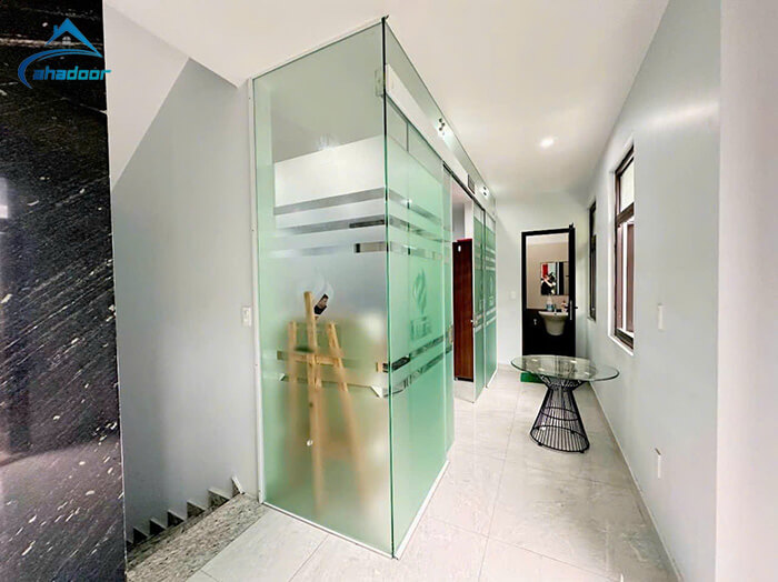 Mẫu decal dán cửa kính chống nhìn trộm được ưa chuộng tại Ahadoor