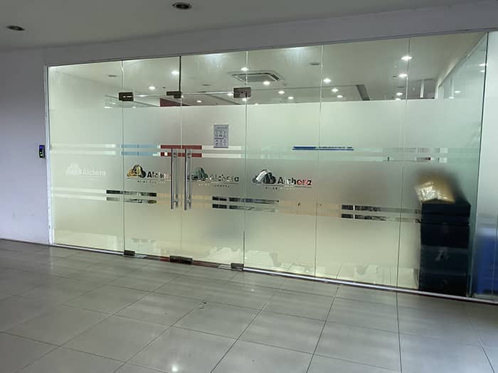 Mẫu decal dán cửa kính văn phòng hiện đại của Ahadoor