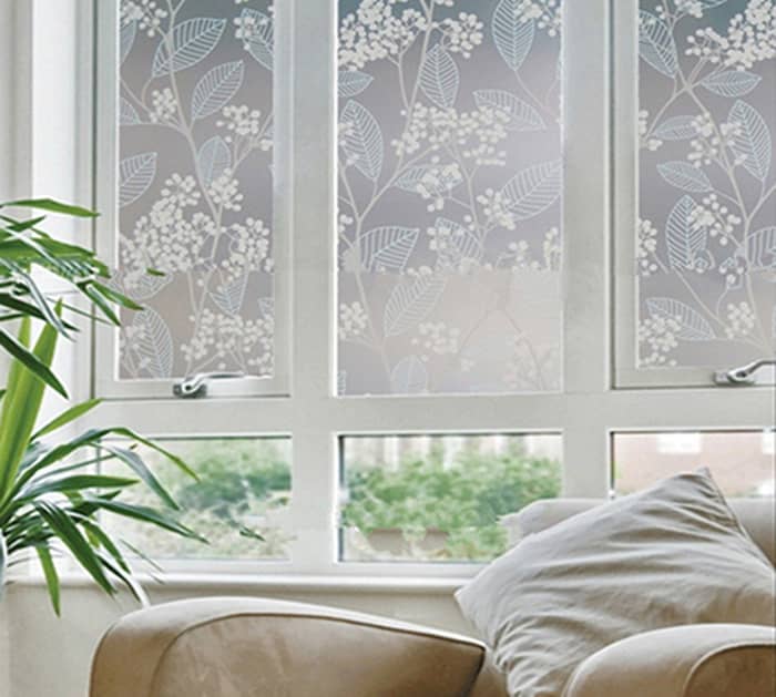 Mẫu giấy dán kính cửa sổ phòng ngủ hoa lá cành đẹp sang trọng