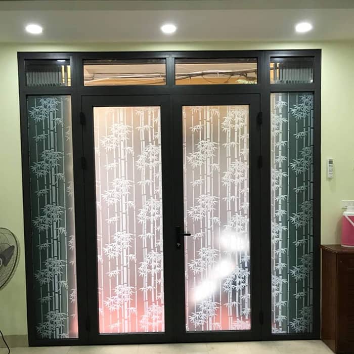 Ahadoor dán miếng dán cửa kính hình cây tre cho khách hàng tại Đống Đa, HN