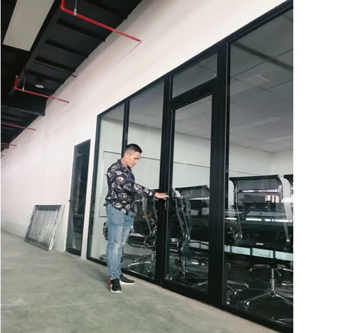 Cửa nhôm xingfa màu đen cafe thể hiện khí chất của gia chủ
