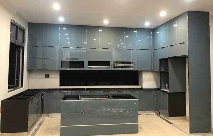 Mẫu tủ bếp hợp kim nhôm ốp kính sang trọng