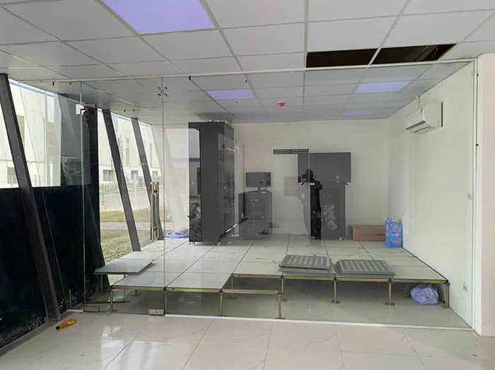 Lắp đặt vách cửa kính bản lề sàn 1 cánh showroom đẹp tại hà nội