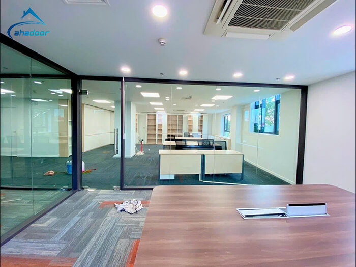 Lựa chọn vách kết hợp cửa kính 1 cánh bản lề sàn tại Ahadoor
