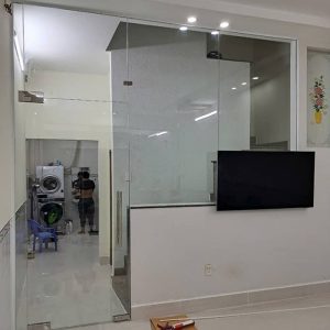 Lắp đặt hoàn thiện vách ngăn cửa kính mở quay 1 cánh Ahadoor tại hà nội